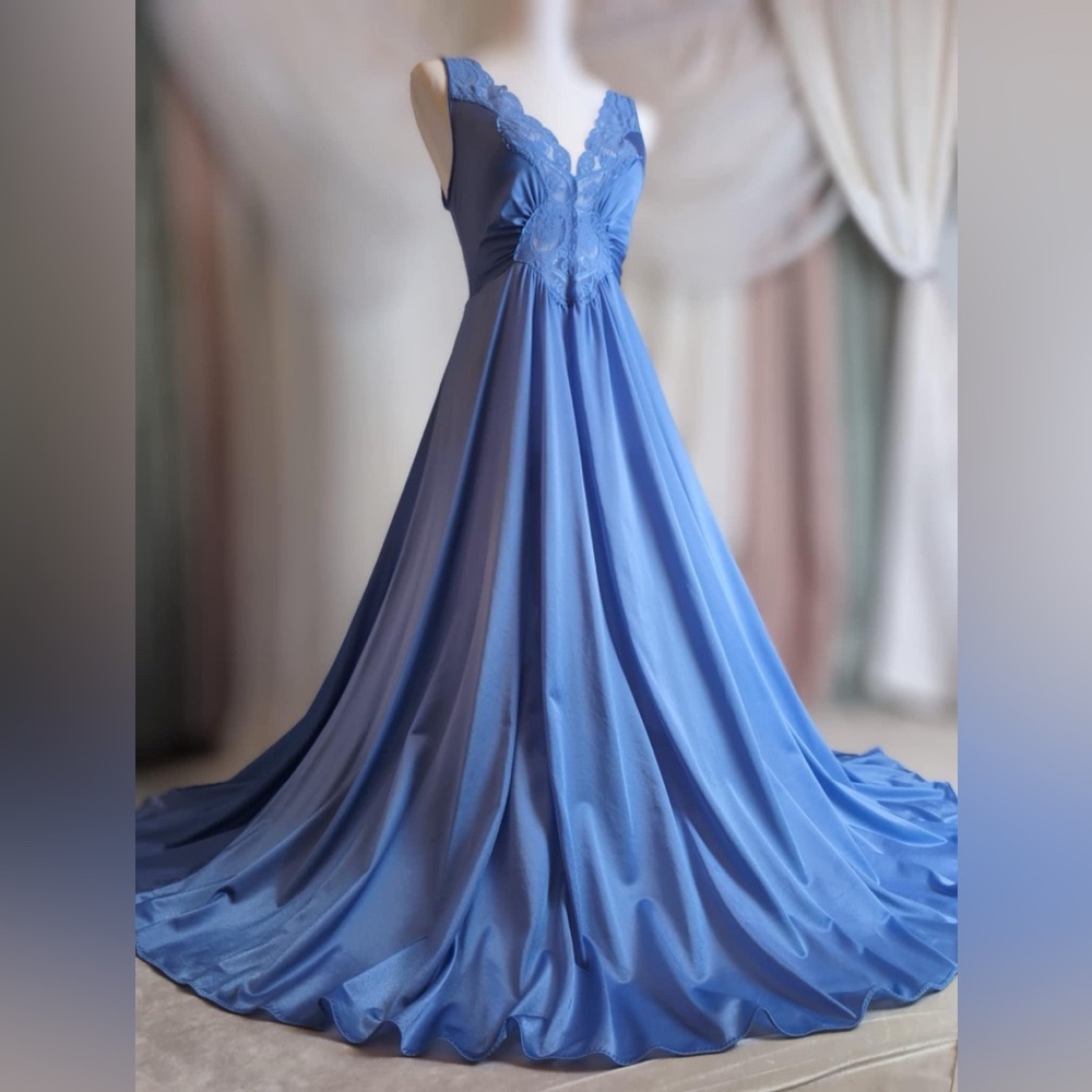 Elegant Lace-Detail Maxi Dress in Periwinkle Blue
